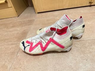 Botas de fútbol Puma blancas y rosas