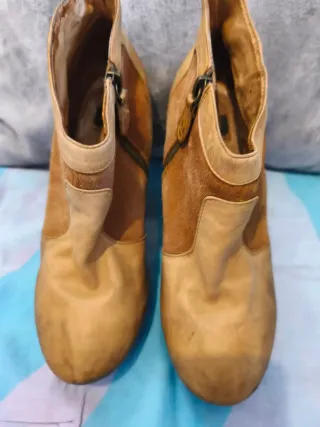 Botines de tacón beige y marrón
