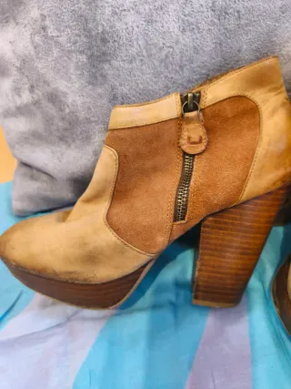 Botines de tacón beige y marrón