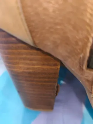 Botines de tacón beige y marrón