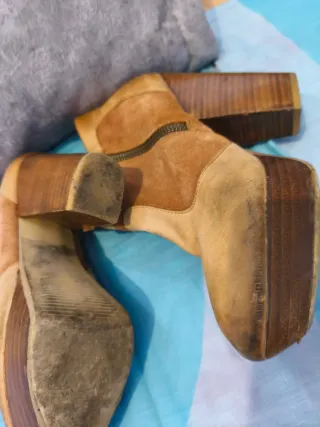 Botines de tacón beige y marrón