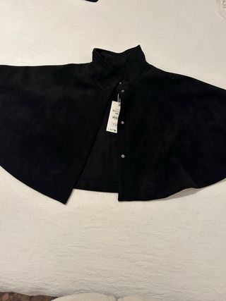 Capa negra talla S y pantalón a conjunto