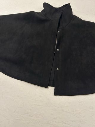 Capa negra talla S y pantalón a conjunto