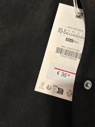 Capa negra talla S y pantalón a conjunto