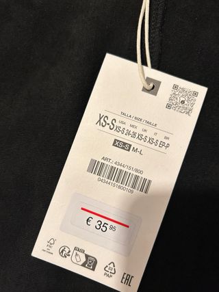 Capa negra talla S y pantalón a conjunto