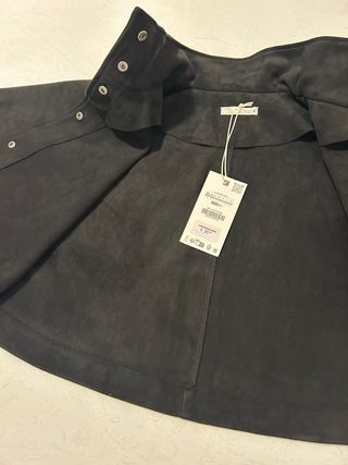 Capa negra talla S y pantalón a conjunto
