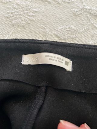 Capa negra talla S y pantalón a conjunto