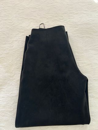 Capa negra talla S y pantalón a conjunto