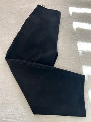 Capa negra talla S y pantalón a conjunto