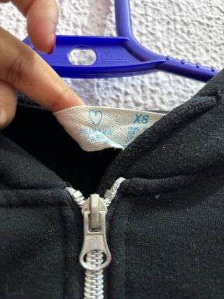 Sudadera con cremallera negra