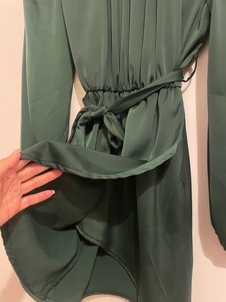 Mini abito raso verde con cintura