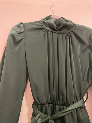 Mini abito raso verde con cintura