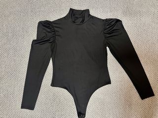 Vestido plumas + body hombros fruncidos M/L