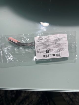 Tijeras para cejas rosa y plateado