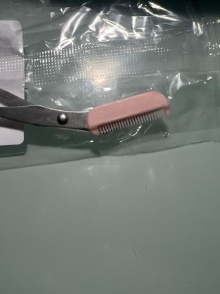 Tijeras para cejas rosa y plateado