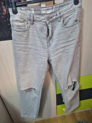 Pantalones Stradivarius grises rotos talla S