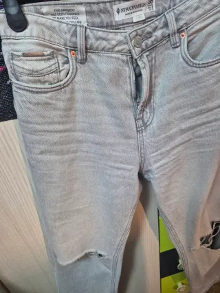 Pantalones Stradivarius grises rotos talla S
