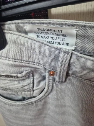 Pantalones Stradivarius grises rotos talla S