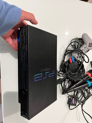 PlayStation 2 con controller e microfoni