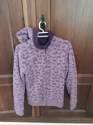 Sudadera morada con estampado de mariposas