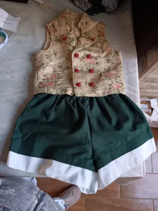 Traje fallero beige y verde
