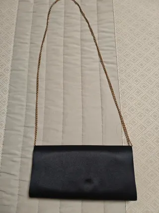 Bolso de mano negro con cadena