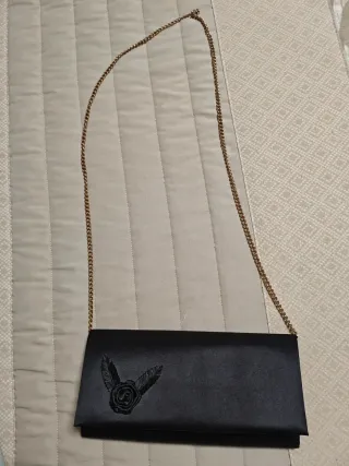 Bolso de mano negro con cadena