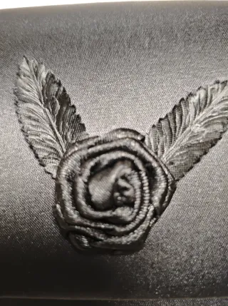 Bolso de mano negro con cadena