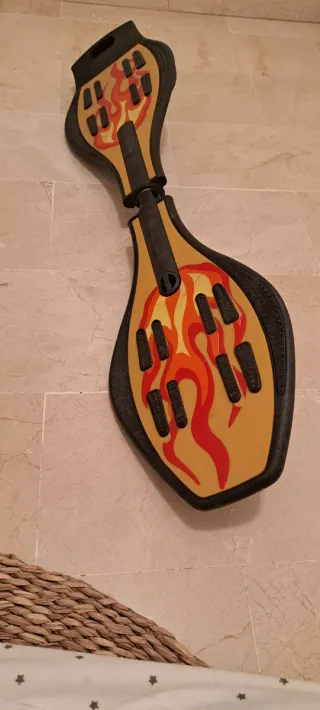 Skate de equilibrio con diseño de llamas