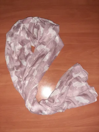 Fular malva con motivos blancos