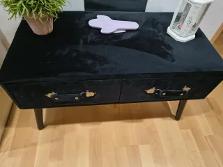 Mueble tocador terciopelo negro con dos cajones.