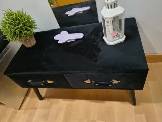 Mueble tocador terciopelo negro con dos cajones.