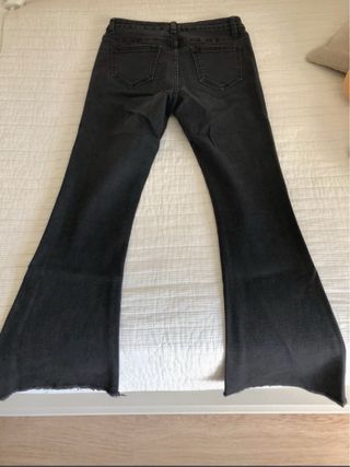 Pantalones vaqueros negros acampanados