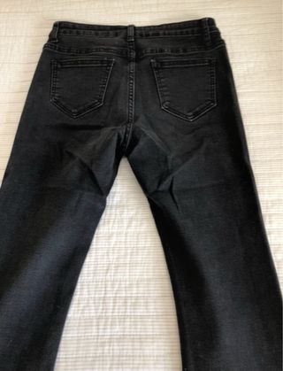 Pantalones vaqueros negros acampanados