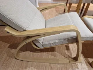 Mecedora y reposapiés beige IKEA