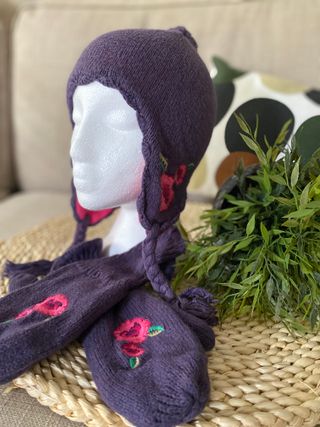 Conjunto gorro y guantes morado flores