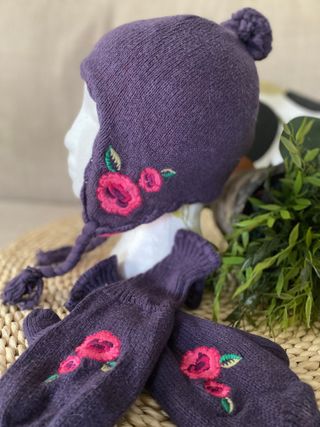 Conjunto gorro y guantes morado flores