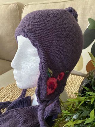 Conjunto gorro y guantes morado flores