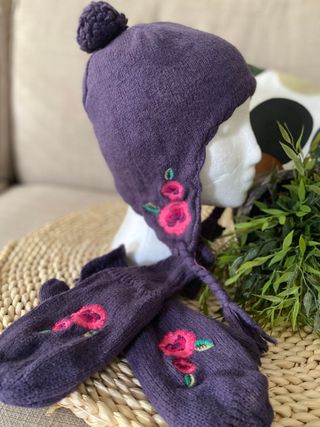 Conjunto gorro y guantes morado flores