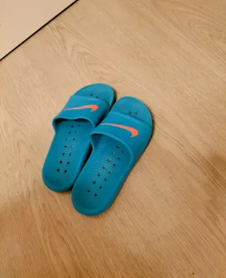 Libro infantil y chanclas