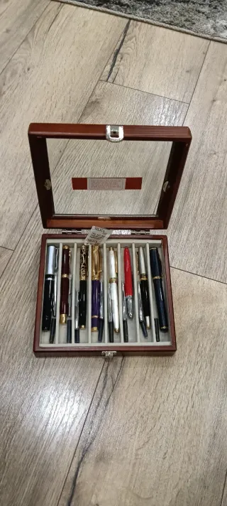 Collezione di penne stilografiche in astuccio di legno