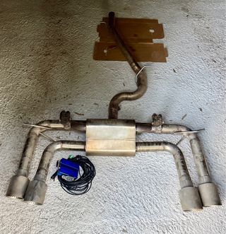 Tubo de escape deportivo con válvulas