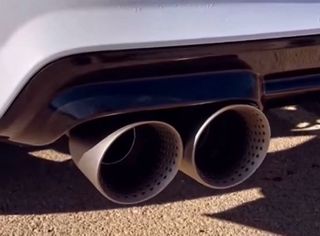 Tubo de escape deportivo con válvulas