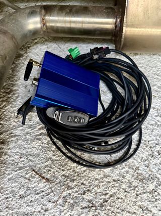 Tubo de escape deportivo con válvulas