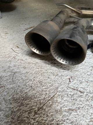 Tubo de escape deportivo con válvulas