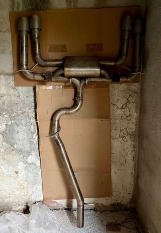 Tubo de escape deportivo con válvulas