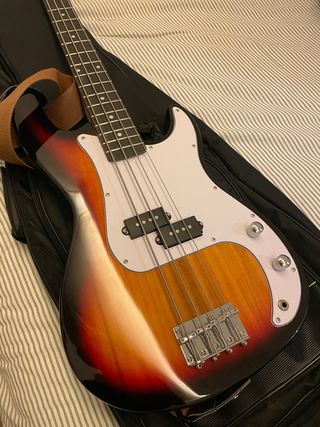 Bajo Eléctrico con Funda, correa + amplificador