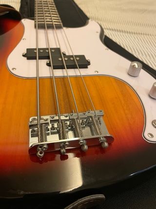 Bajo Eléctrico con Funda, correa + amplificador