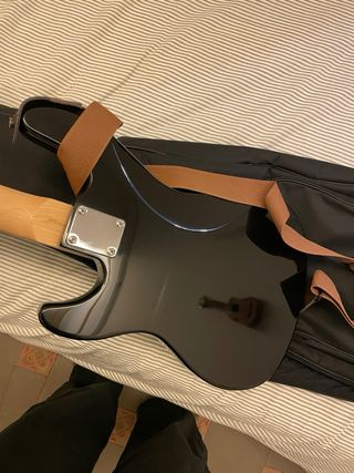 Bajo Eléctrico con Funda, correa + amplificador