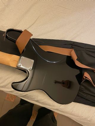 Bajo Eléctrico con Funda, correa + amplificador